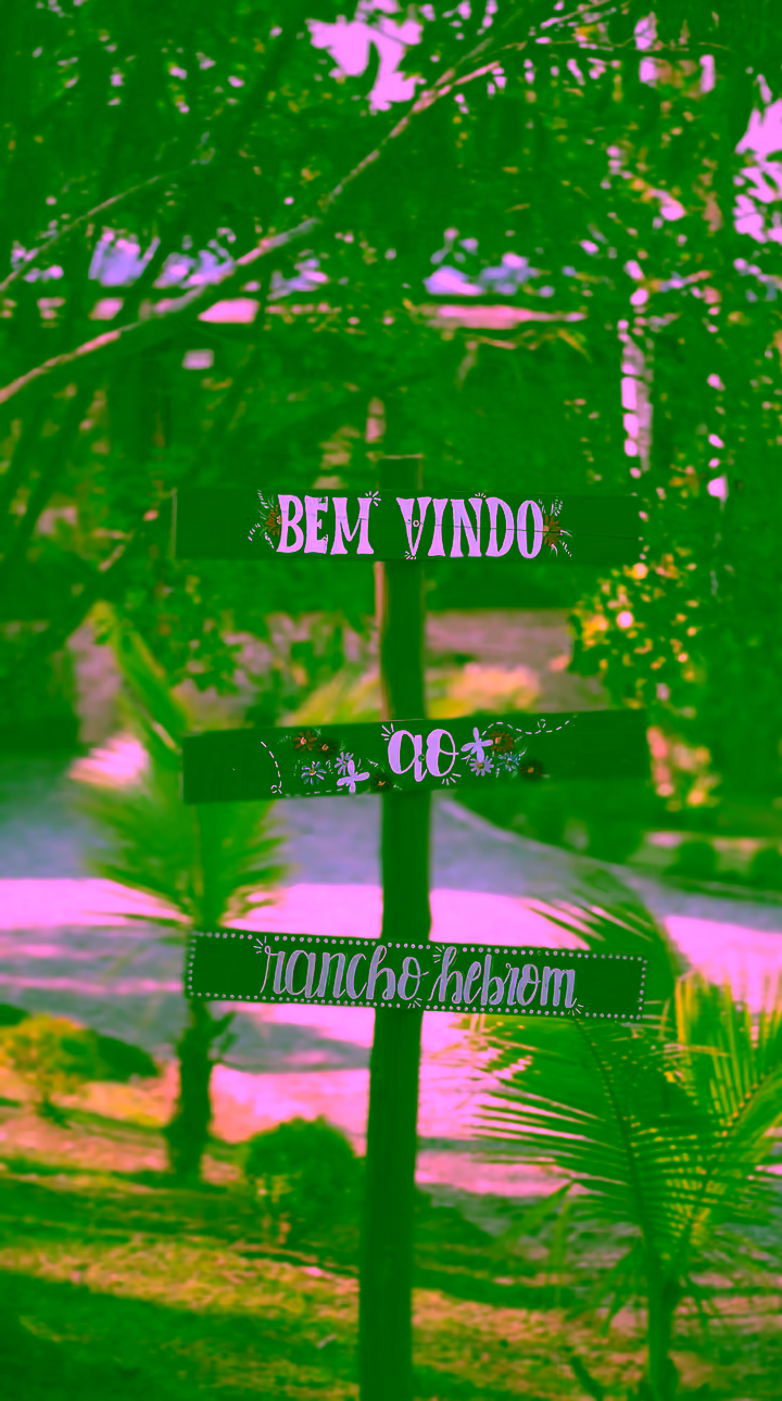 Placa de boas-vindas de madeira na entrada do rancho