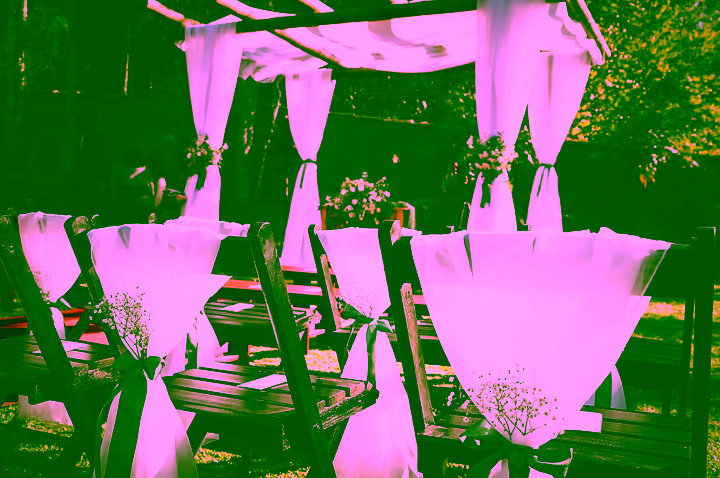 Detalhe da tenda branca com flores na cerimônia