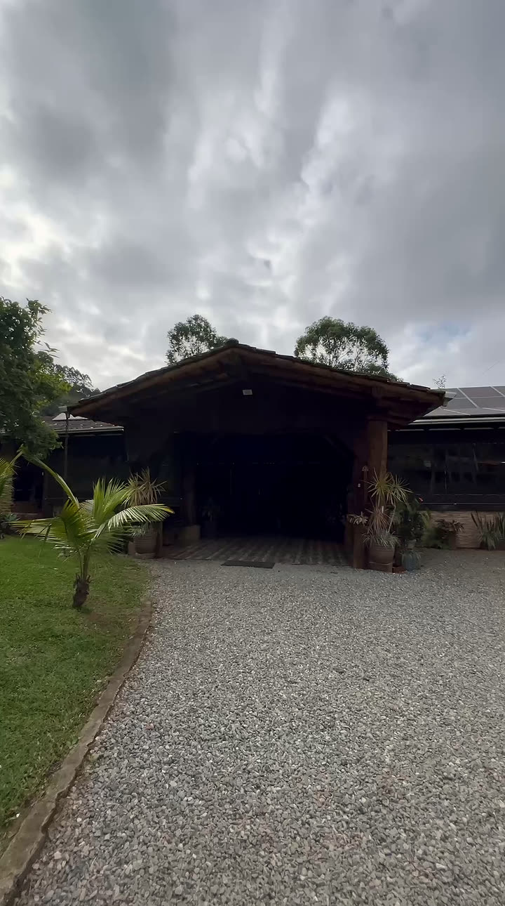 Caminho de pedriscos que leva ao pavilhão de madeira do rancho