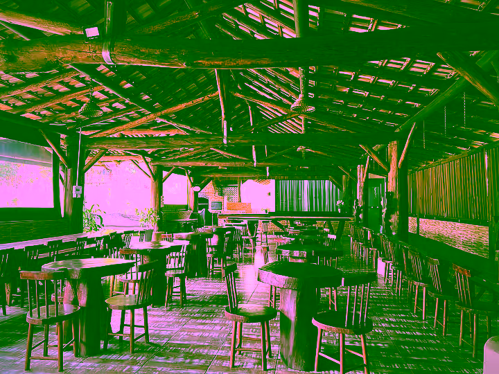 Pavilhão de madeira com mesas e bancos