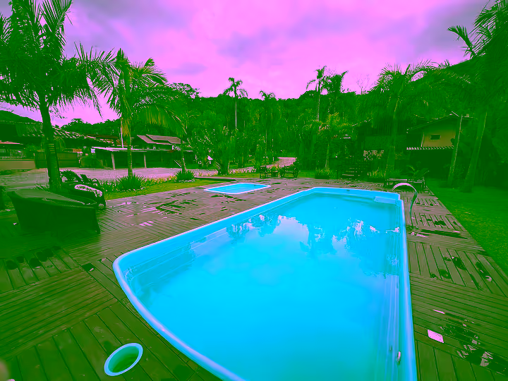 Piscina azul com deck de madeira